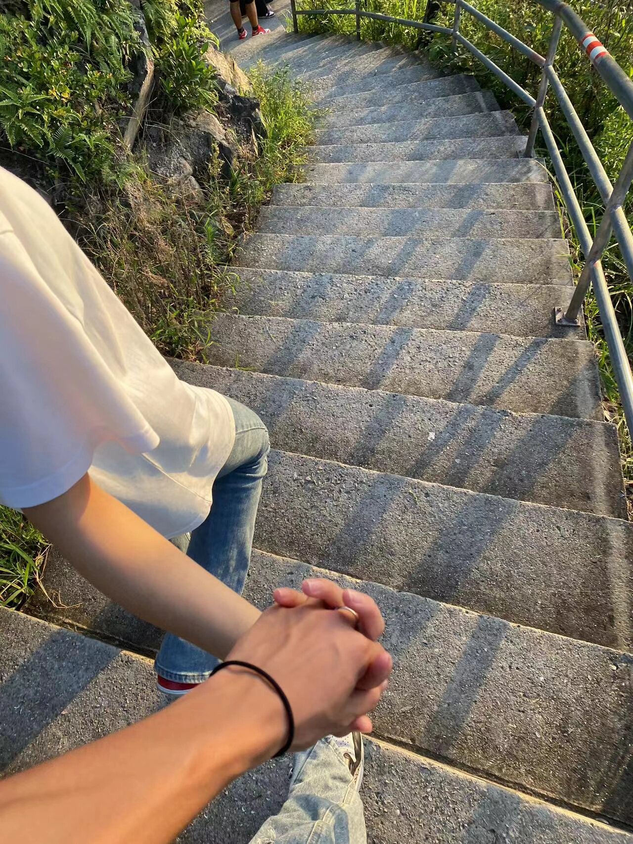 情侣牵手照 不露脸