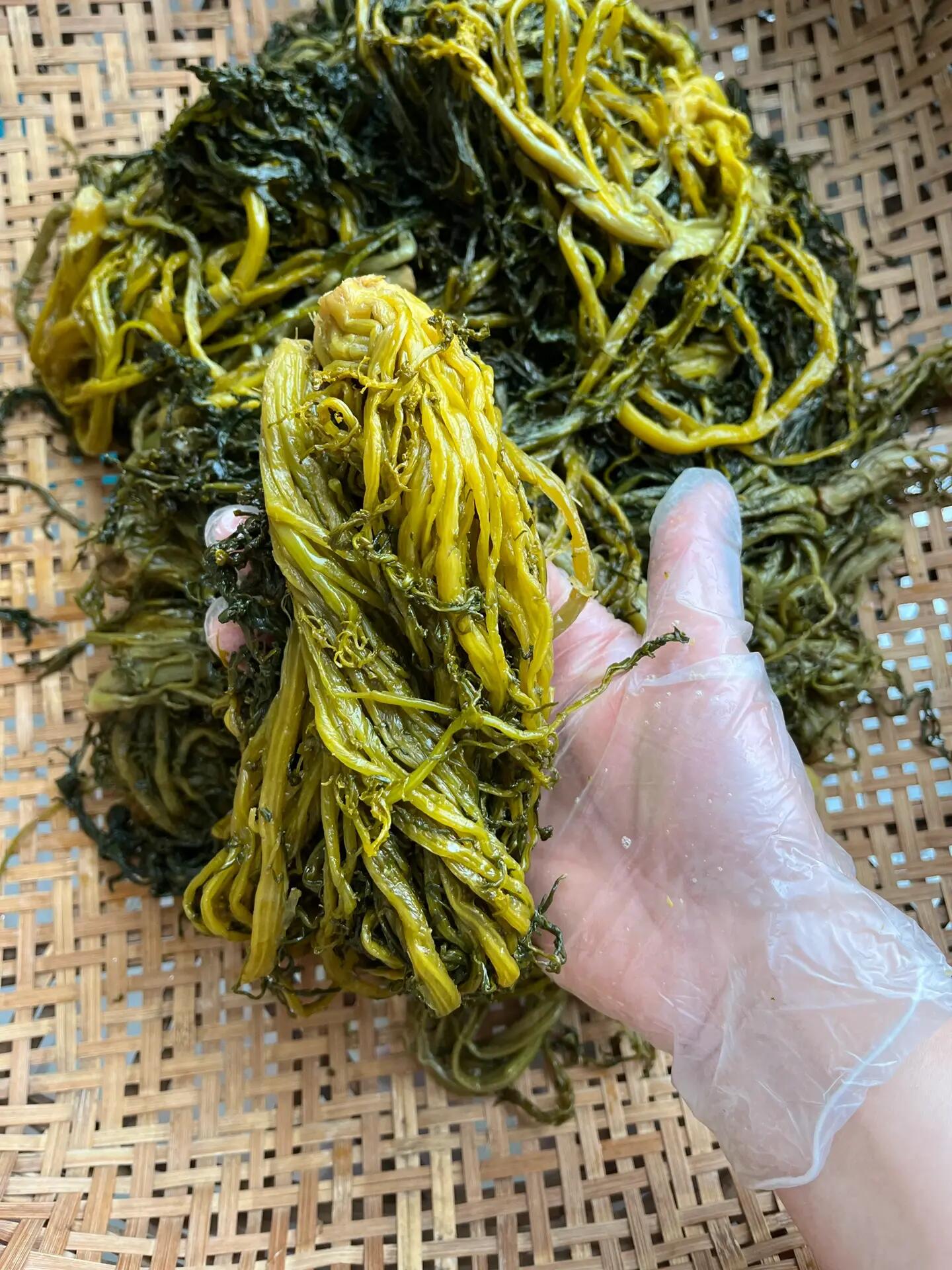 三蒸三晒梅干菜～ 天气原因导致今年的梅干菜刚刚晒好,经过了三蒸三晒