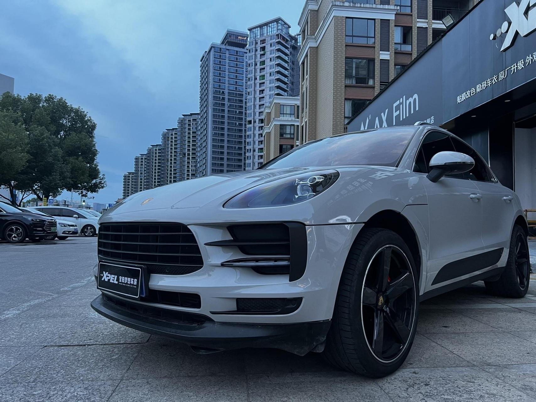 保时捷macan改色贴膜哑灰可以带来一种独特的外观效果,让车辆显得更加