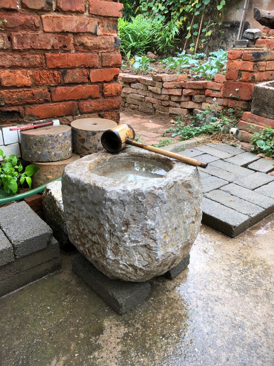 石臼.青石. 红皮. 特价处理420,高30 宽32 厚32cm 口径21cm 深12cm