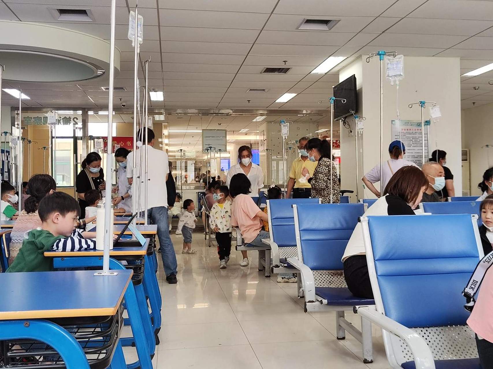 爆满的儿童医院,等待打针,排了一个班小时的队.