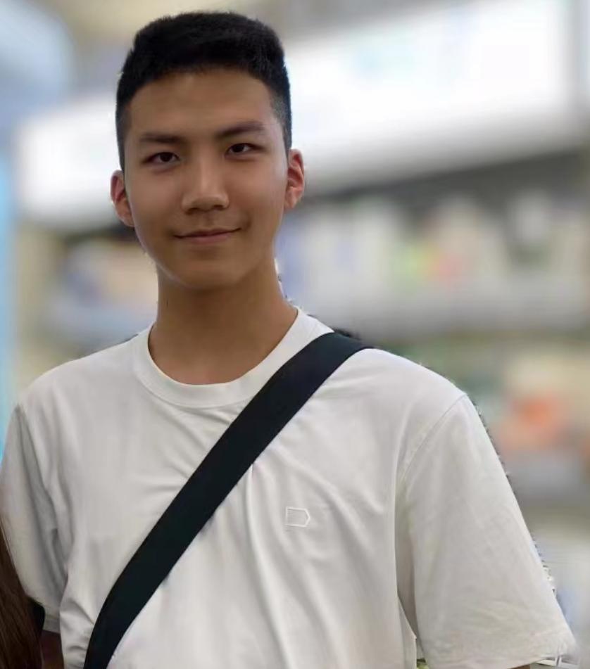 网友偶遇胡军的儿子胡皓康,16岁的康康很有alpha气质呀!