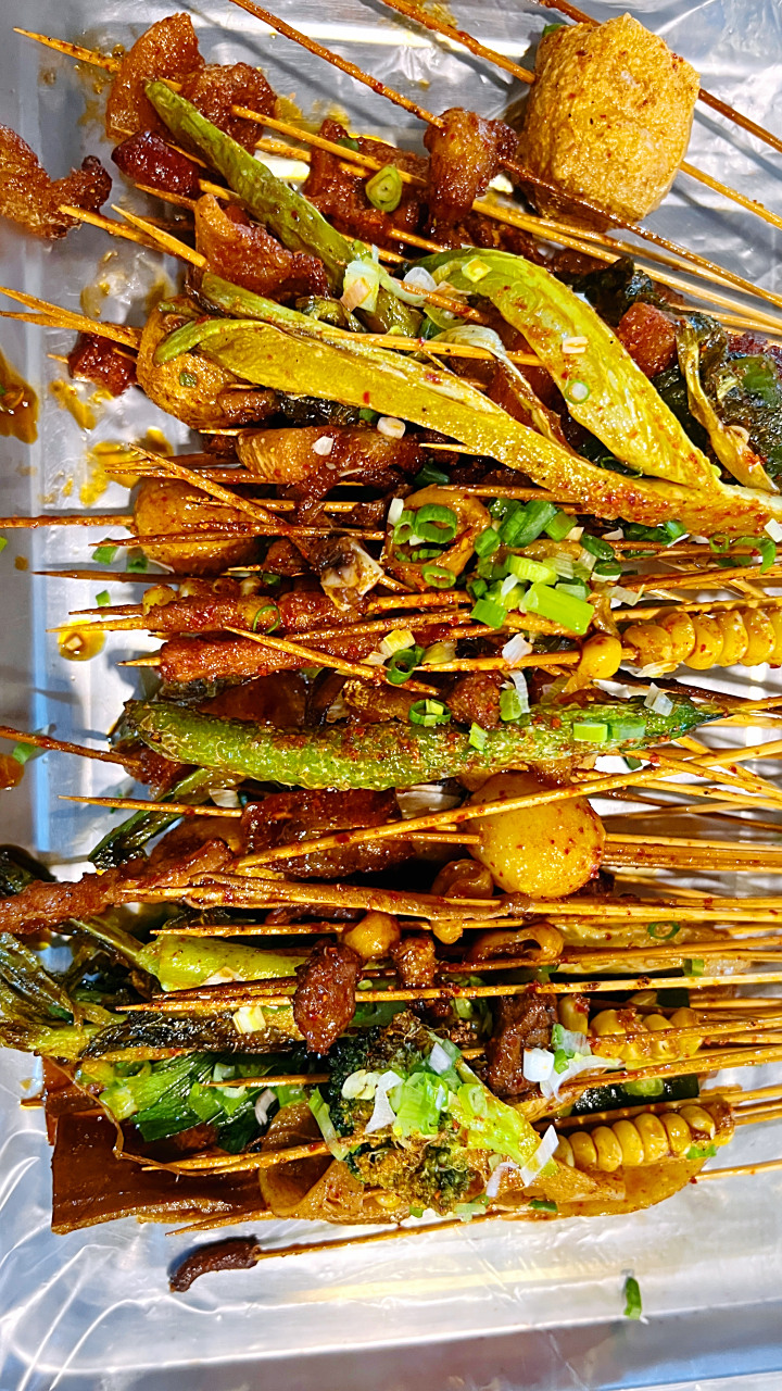 忍不住了,一下飞机就来吃炸串串了,这个五花肉绝了,天啦!