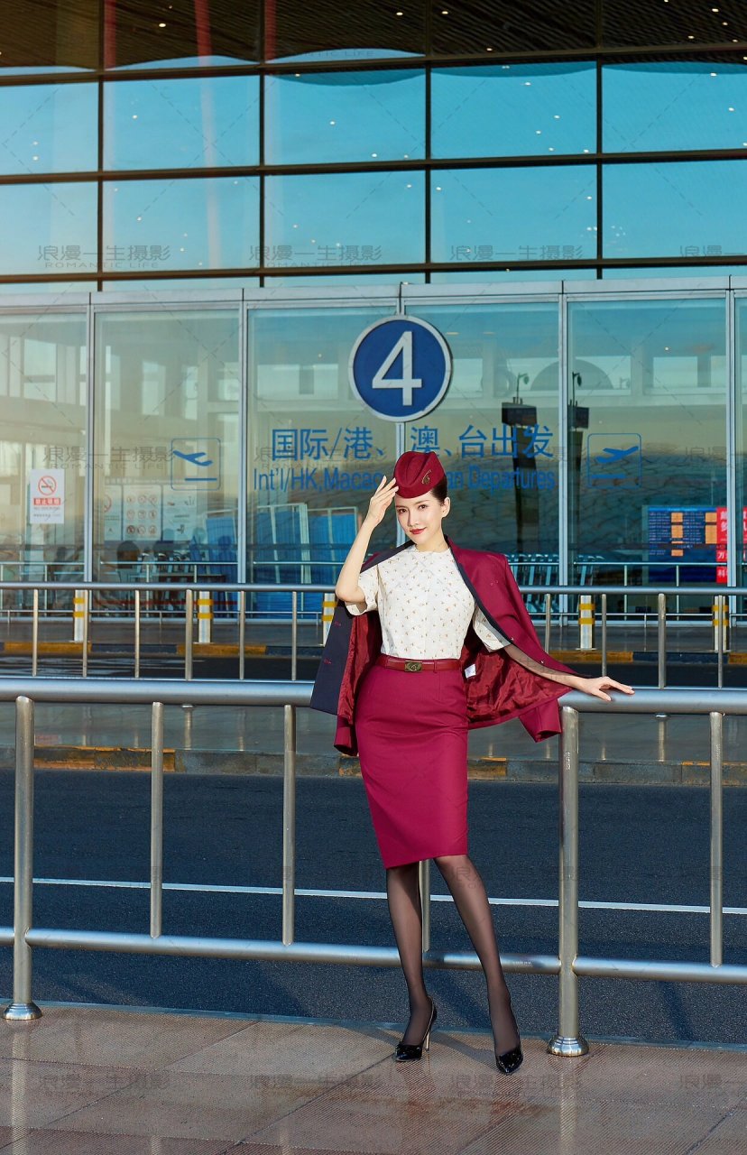 机场外景卡塔尔空姐制服 卡塔尔航空的制服来自欧洲一家顶级航空制服