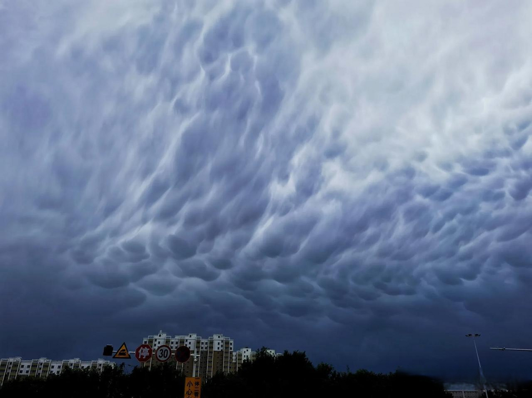 张家口宣化一场突如其来的暴雨伴随着一声声震耳欲聋的雷声倾盆而下