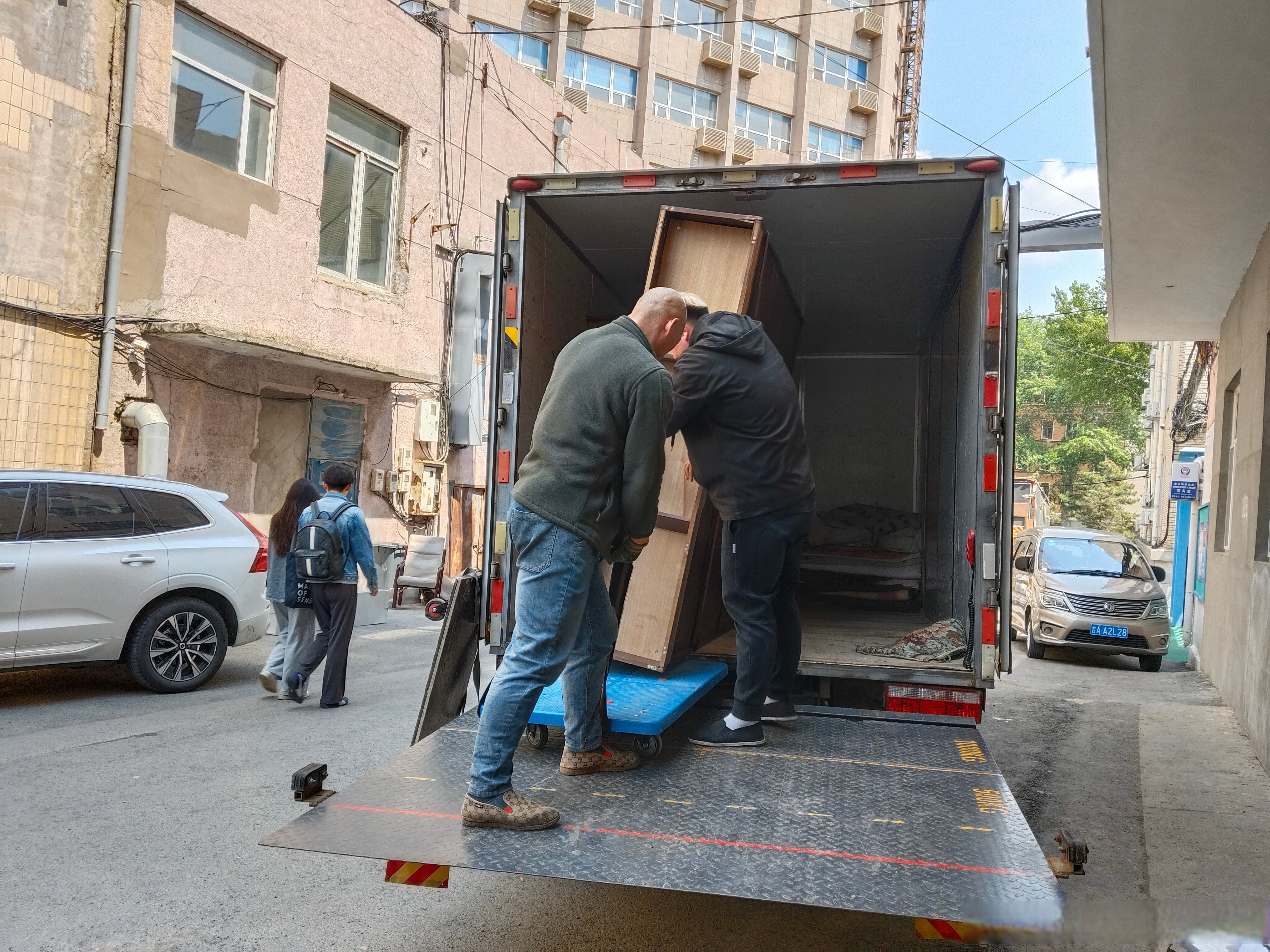 厢式货车搬家桌椅板凳装箱车照片搬家车图片大全货车拉家具的图片卸货