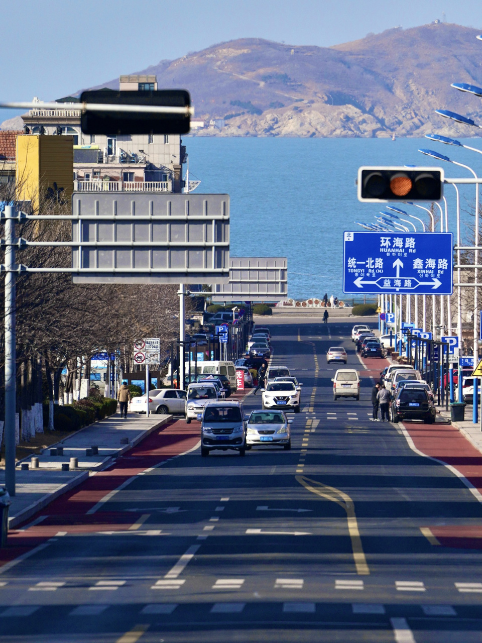 威海北山路,这条路的尽头是海,一眼就能望到前方的褚岛.