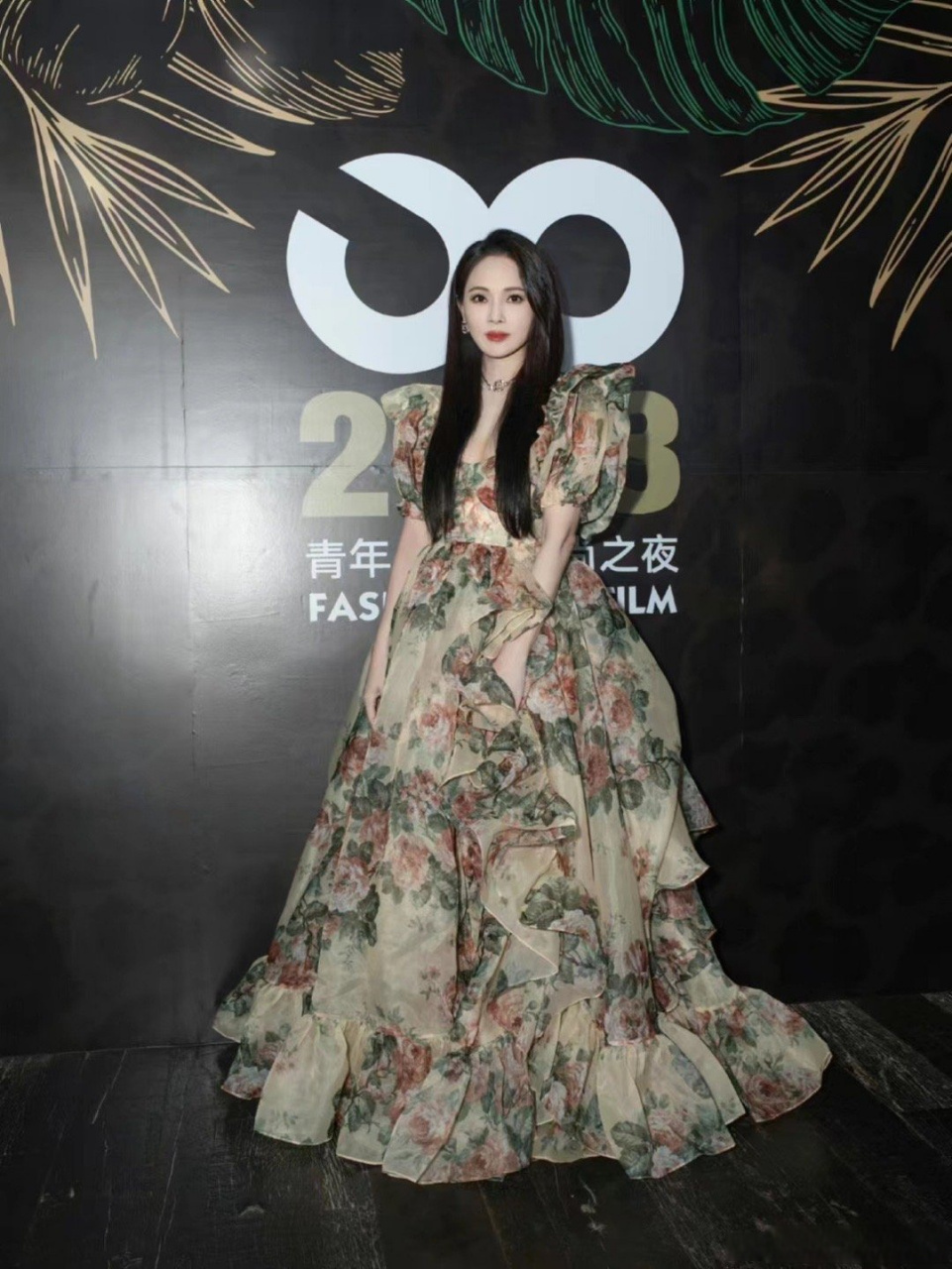 伊能静生图状态 单看礼服觉得一般,但是伊能静一穿都好适合啊,一点