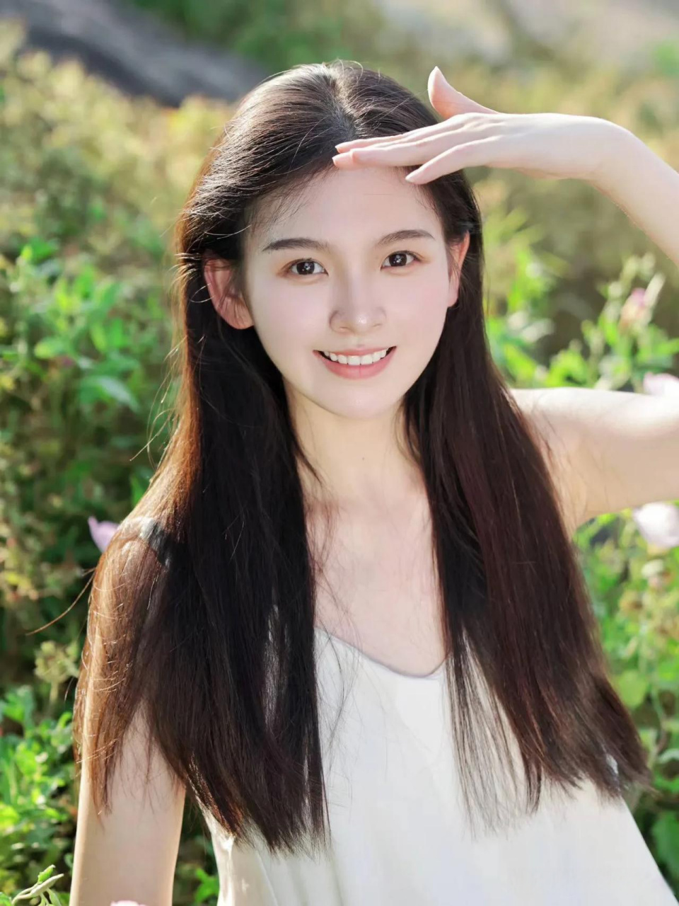 在柔和的午后阳光下,一位长发飘飘,秀美娴静的气质美女静静地坐在窗边