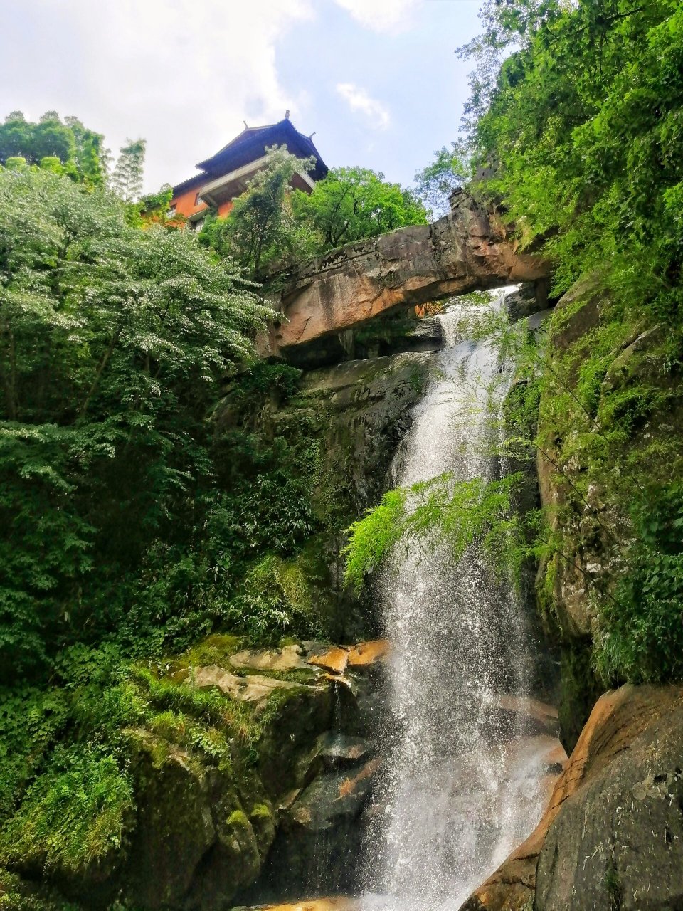 除了国清寺我们没有选择网红的天台山大瀑布,而是游玩了石梁飞瀑,真的