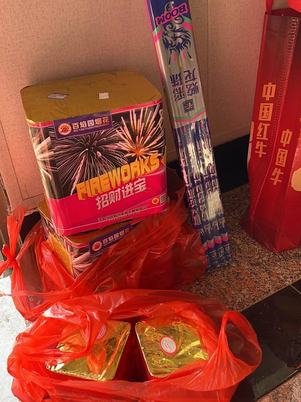 大家的烟花都这个价格吗 110 元 ,二十五发烟花,抢着买,那个手持的花