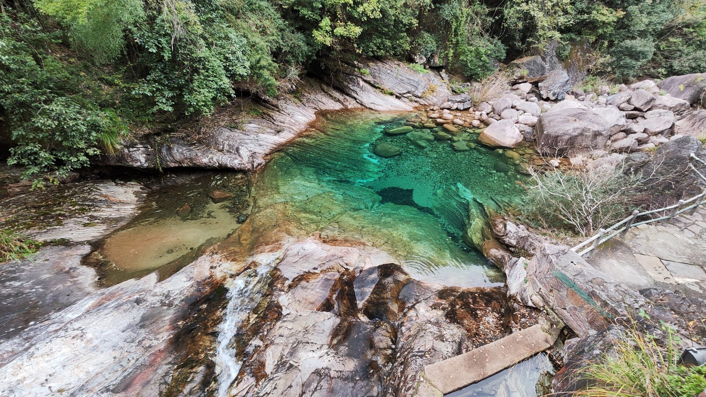 安徽黄山市:翡翠谷(情人谷) ☆翡翠谷位于黄山风景区东麓,但翡翠谷不