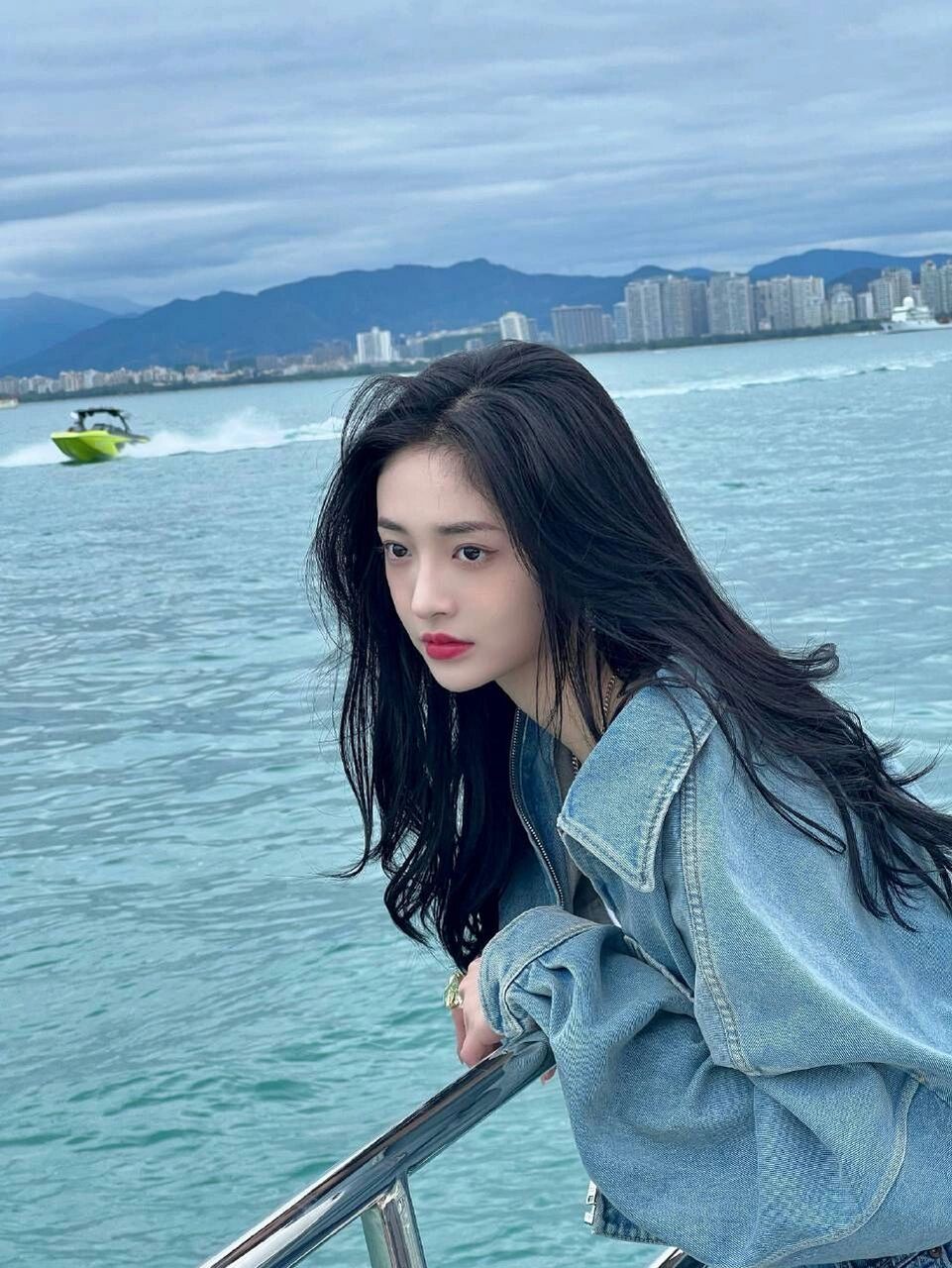 周洁琼,1998年12月16日出生于浙江省台州市,毕业于首尔表演艺术高中