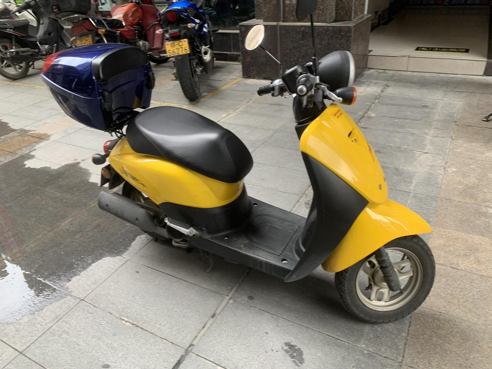 这款车百公里油耗0.9升,50cc本田发动机,19年3月上牌