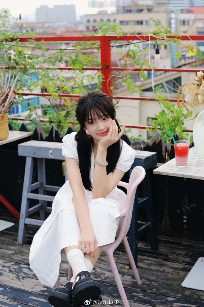 张淼怡现在拍照最大的特点就是爱笑,甜美是她目前最不能摆脱的标签了.