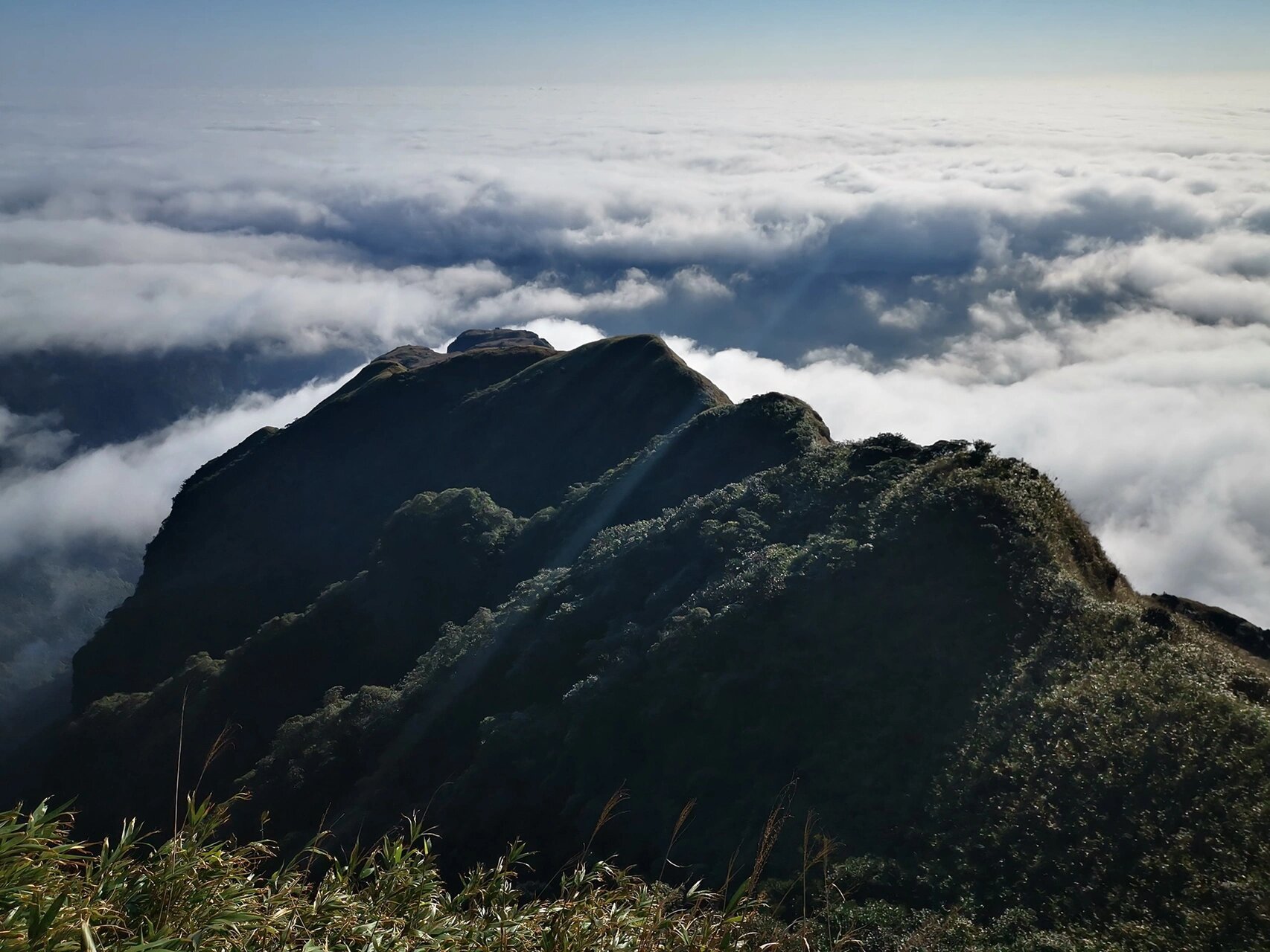 大明山龙头-戏台峰 南宁市内最高山-大明山,最高海拔1760m(龙头峰),距