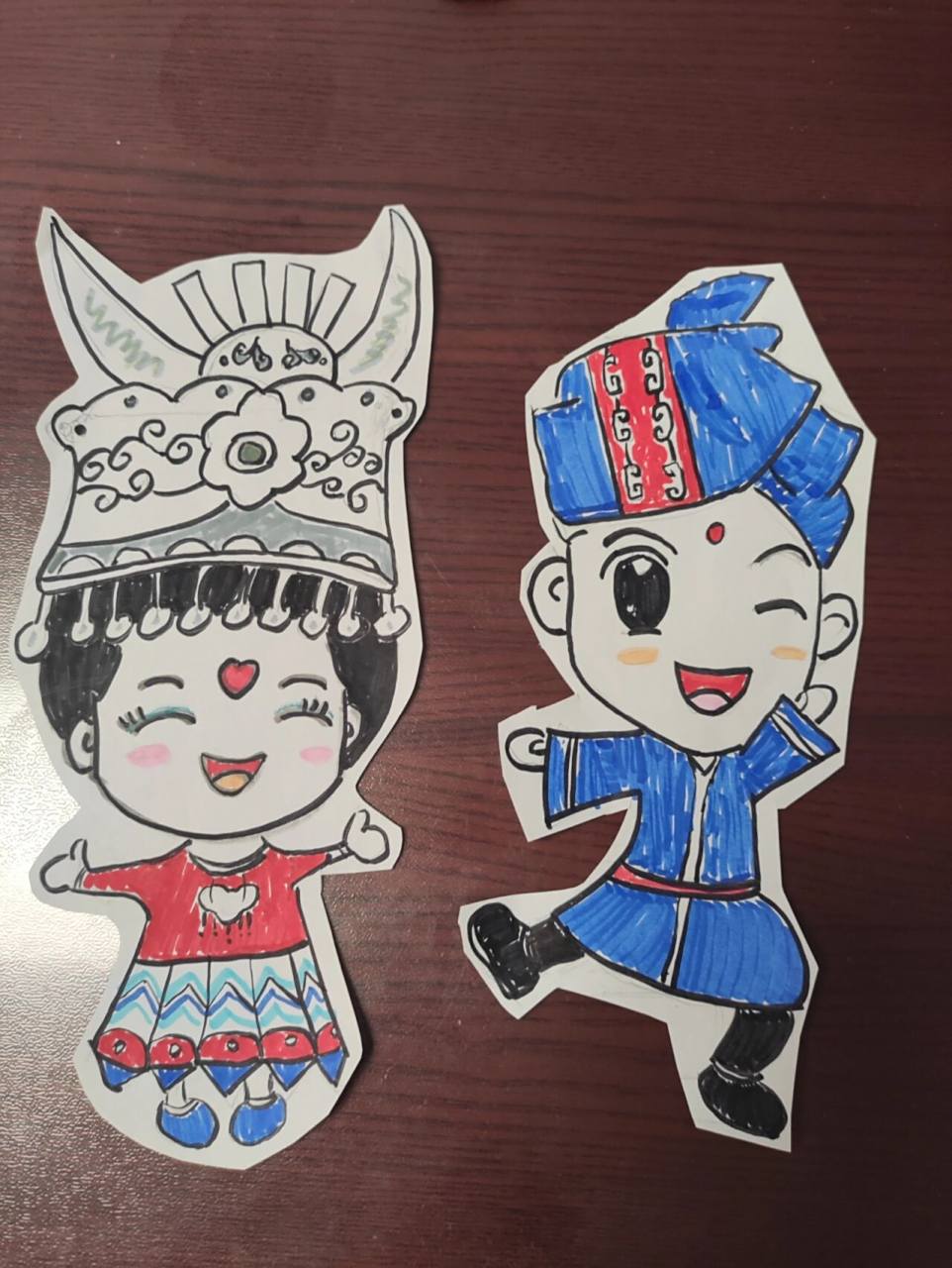 苗族卡通人物 除了制作锡纸头饰,还画了两个小人,这比较容易,迅速搞定