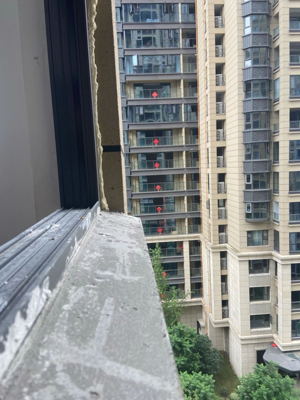 精装改造|封窗外窗台防水设计 坐标成都 封窗屋内是全屋乳胶漆,而且封