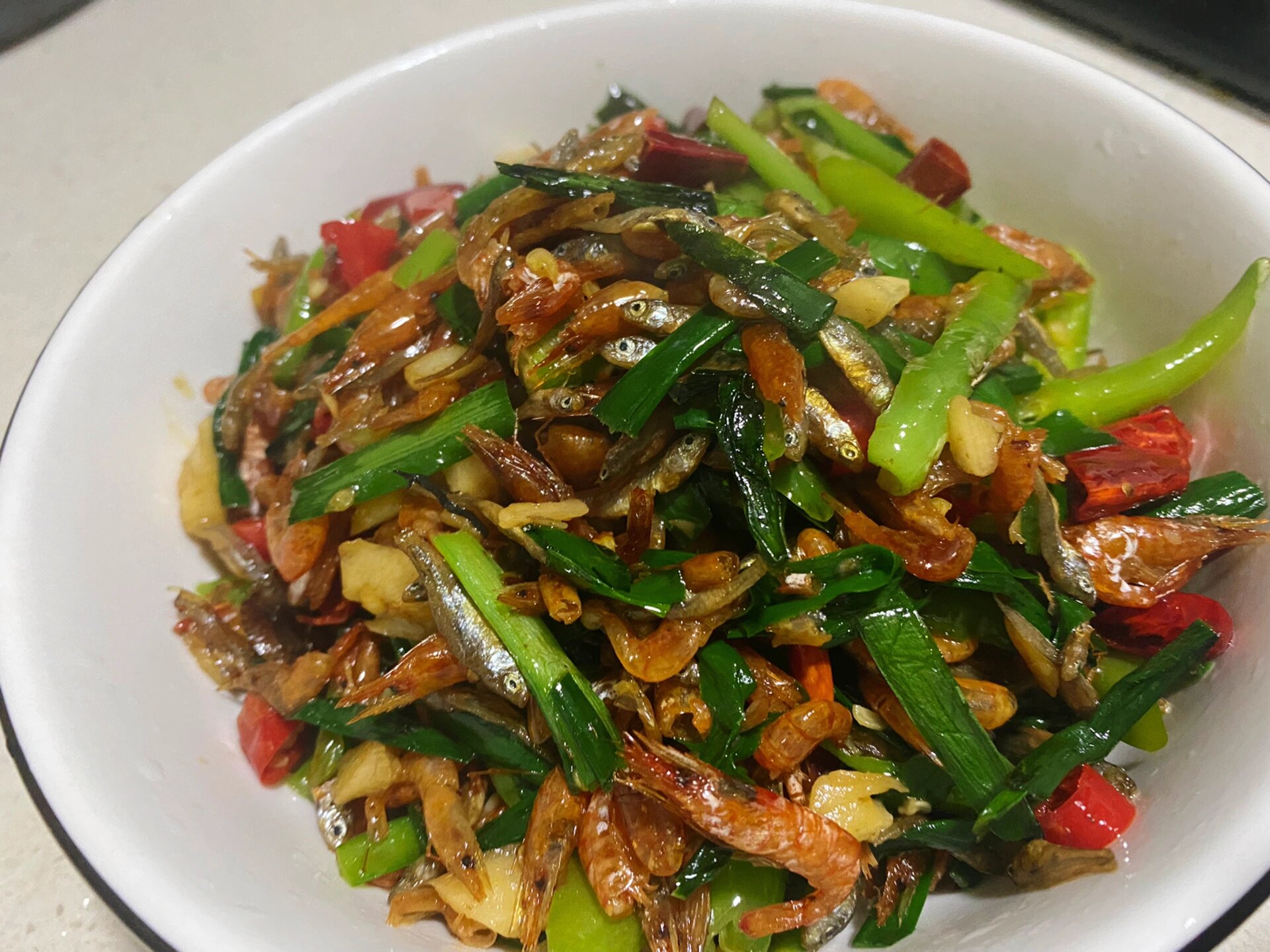 湖南特色下饭菜#韭菜炒小鱼小虾 河虾配韭菜,真的绝绝子,吃货福利