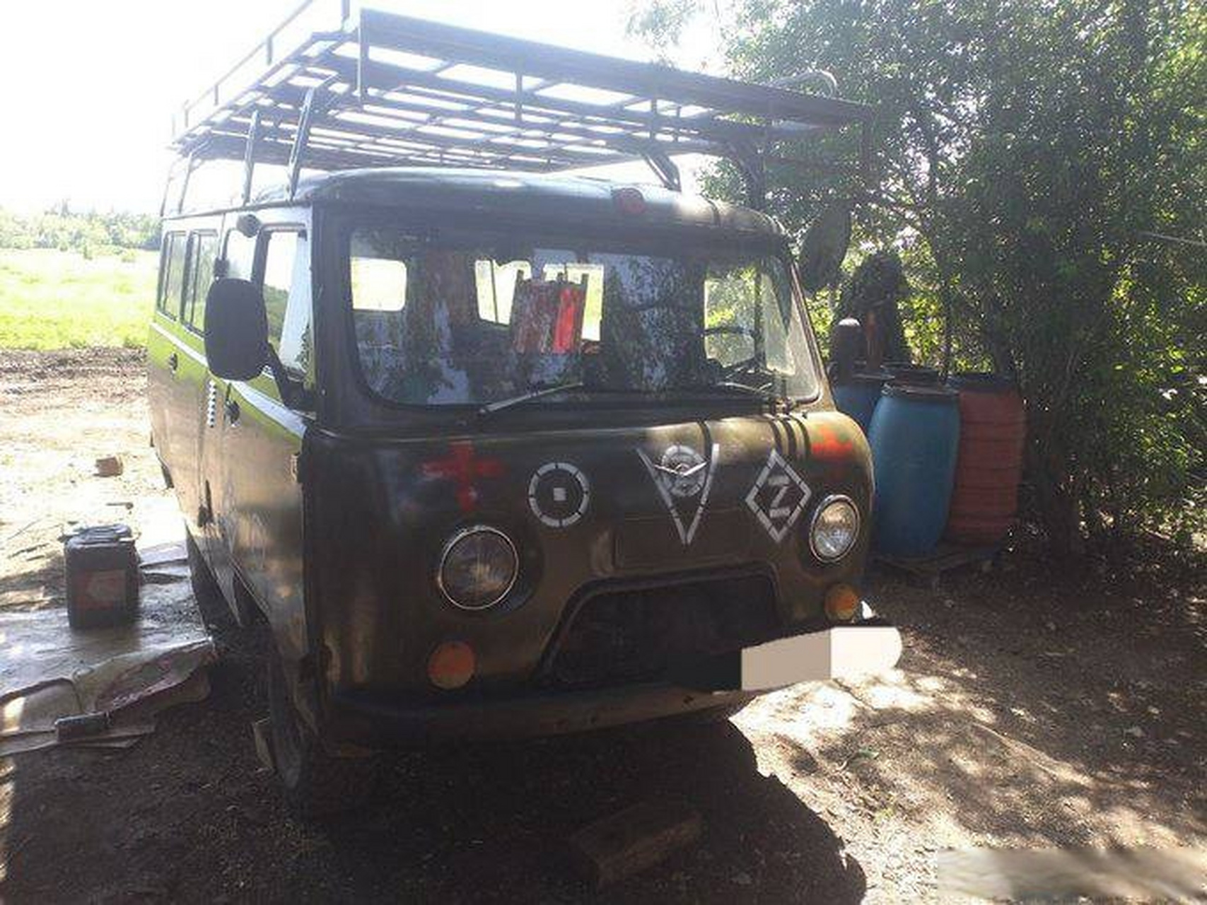 这辆经典的uaz-452车型,被称为" buhanke",在军队中仍然是一种可靠的