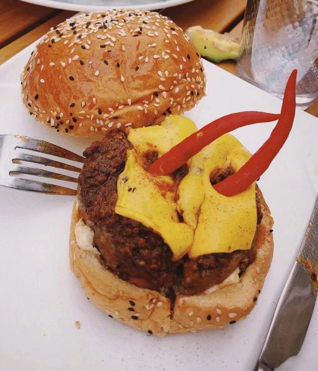 赵丽颖晒的汉堡看着就辣##赵丽颖在汉堡上插两根辣椒# 要不要彰么