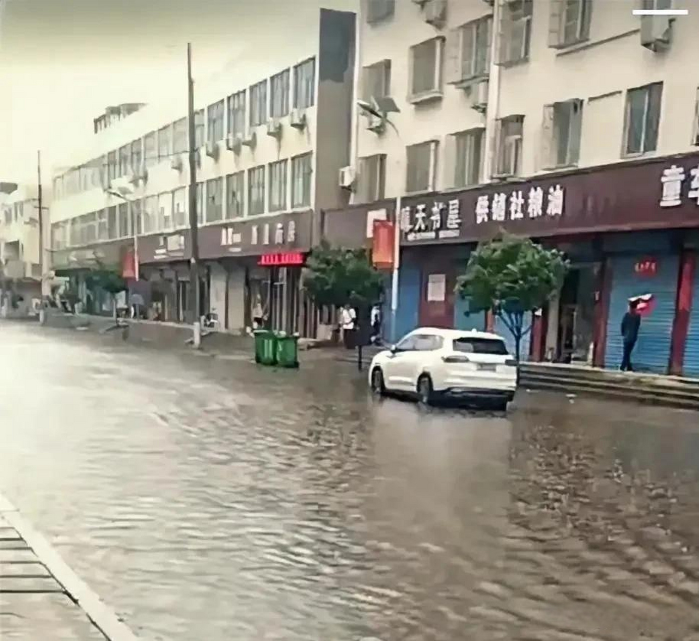 昨天下暴雨了吗?没有!下大雨了吗?没有!