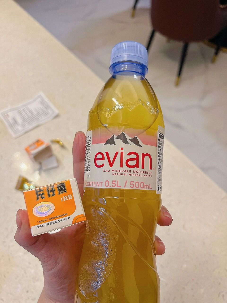 片仔癀简易吃法 直接扔矿泉水里,摇匀,冰箱保存,分五天喝完… 喜欢