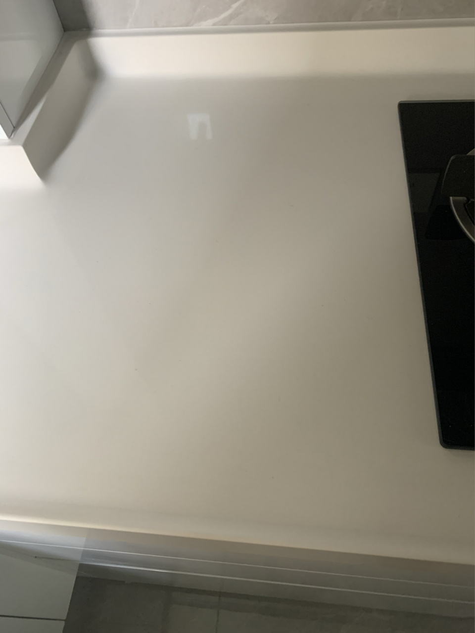 橱柜白色石英石台面,前后一体挡水条 石英石一体挡水沿台面 建议大家