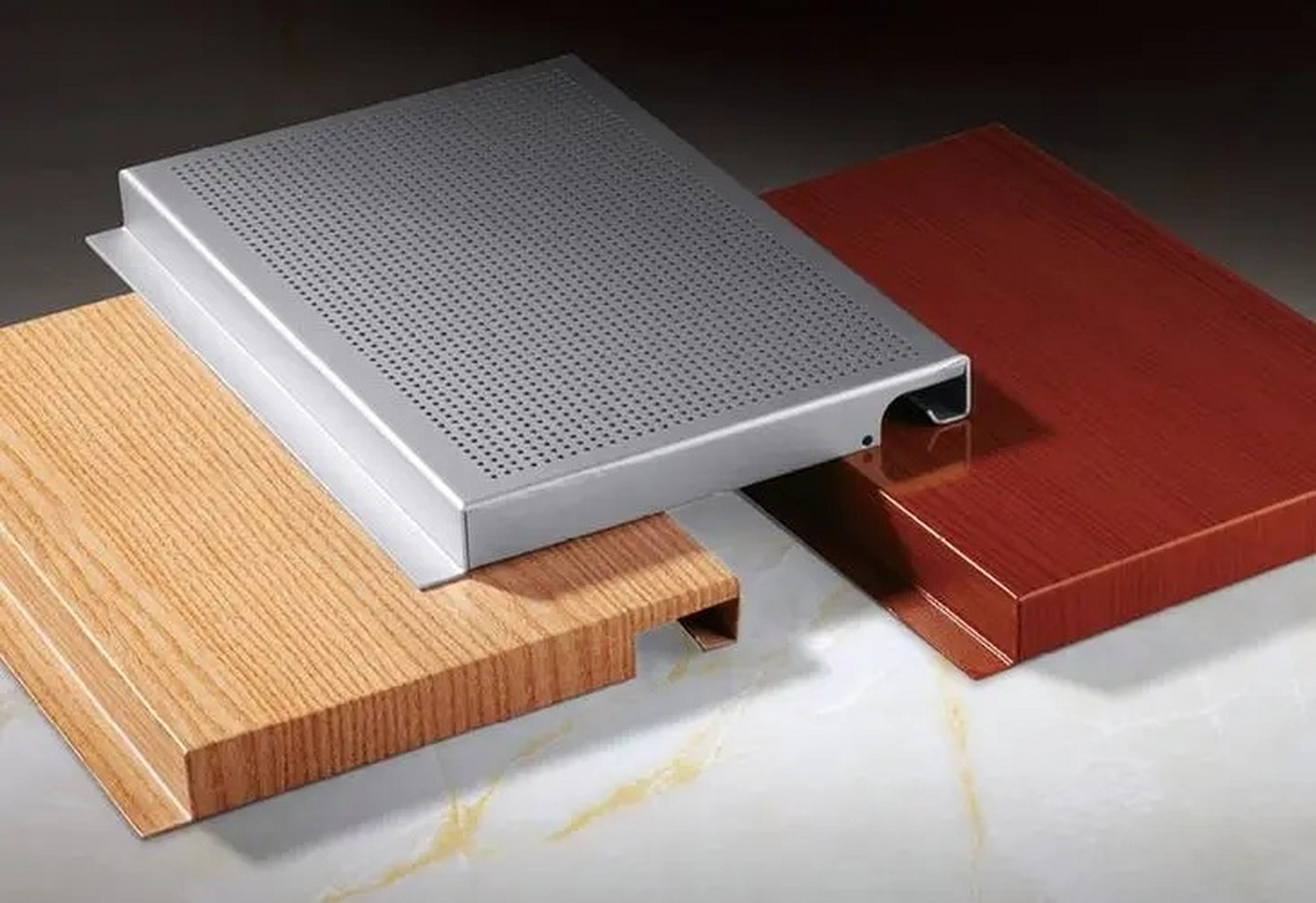 勾搭板 勾搭式铝单板(简称"勾搭板")结构简单,主要由板面,勾边,搭边