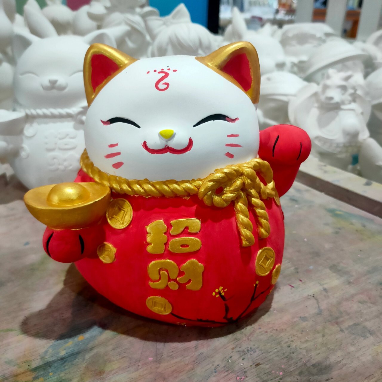 招财猫石膏娃娃涂色 刚刚涂的招财猫娃娃,希望下半年顺顺利利发大财