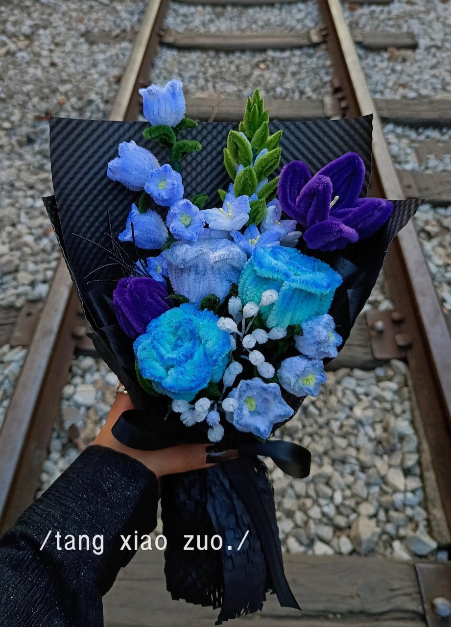 扭扭棒手工花束(蓝色系) 风月都好看,人间也浪漫 材料:扭扭棒(花束