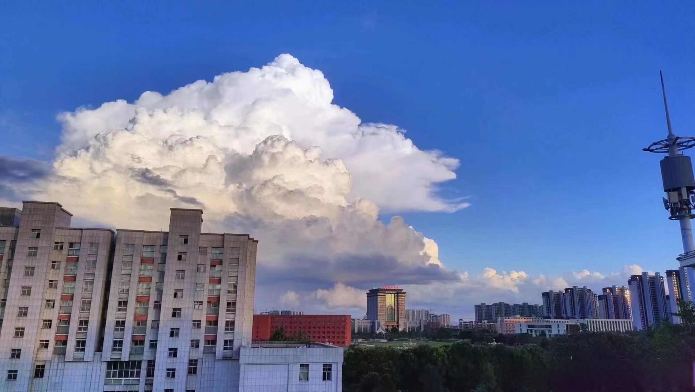 【#南昌的天空不需要濾鏡#】近日,江西降水已明顯減弱,南昌也雨過天晴