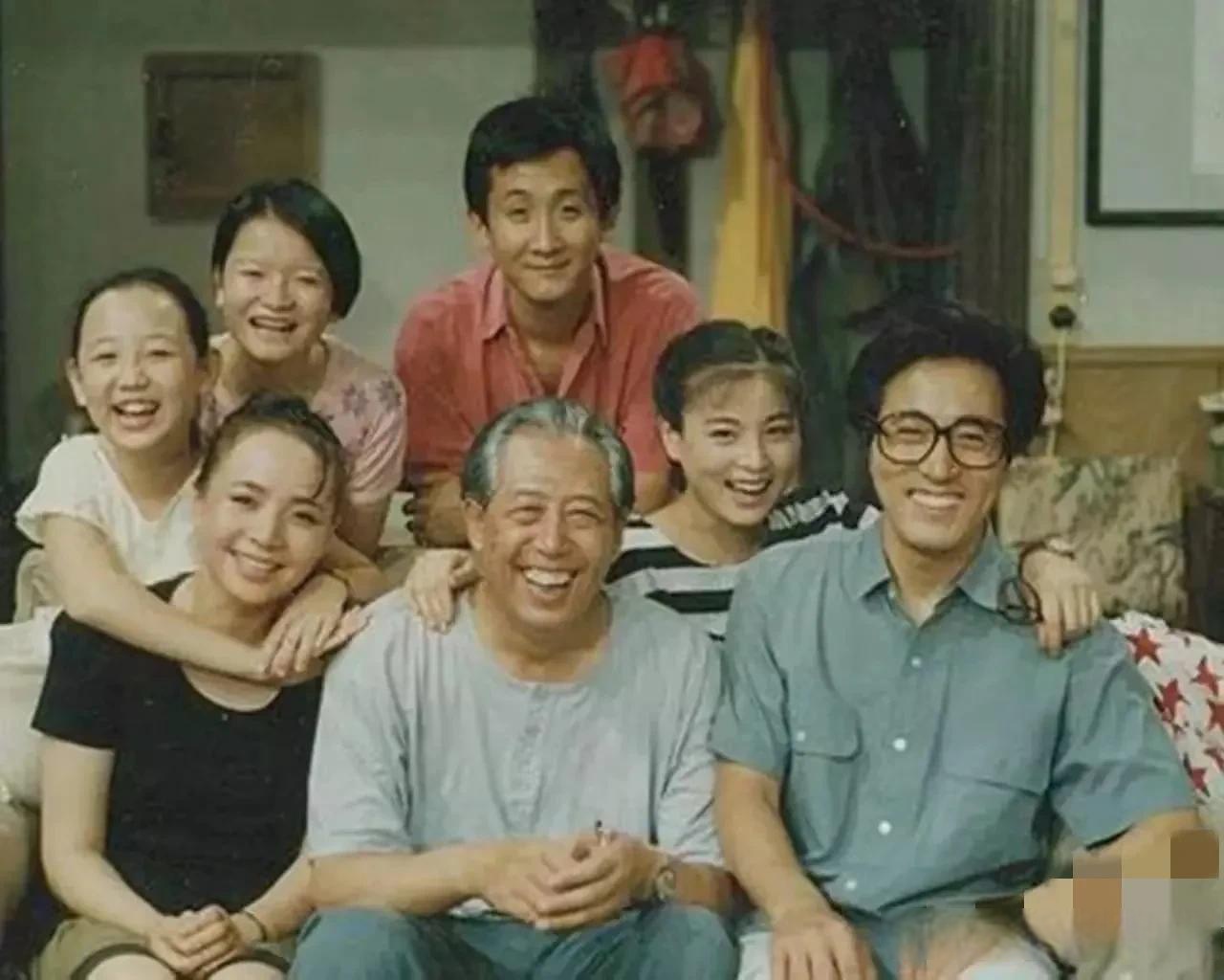 我爱我家作为一部经典情景喜剧,参演演员众多,包括主演,客串演员和小