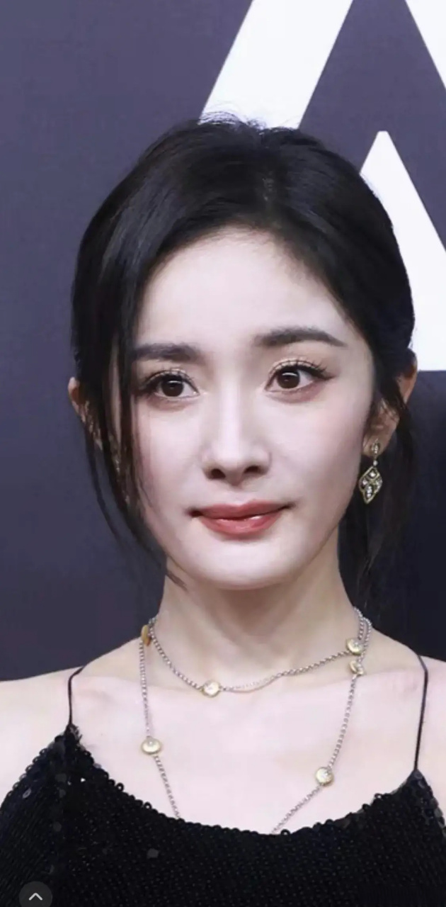 杨幂这高低眉是化妆问题还是天生就这样啊?[捂脸][捂脸]