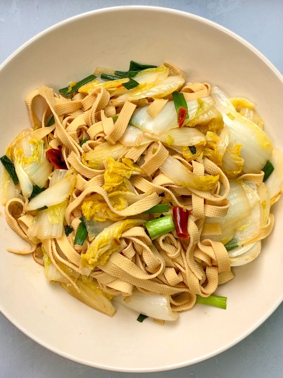 白菜豆腐条 想念爷爷的一道菜 食材:白菜,豆腐皮 配料:蒜,小葱,干辣椒