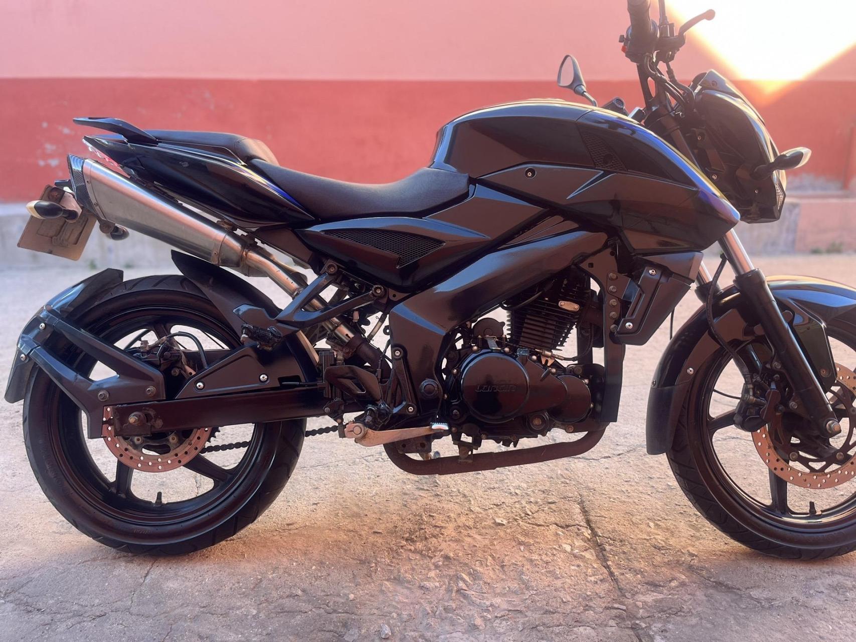 最新到货宝雕款大黄蜂250,牌证齐全必须过户!