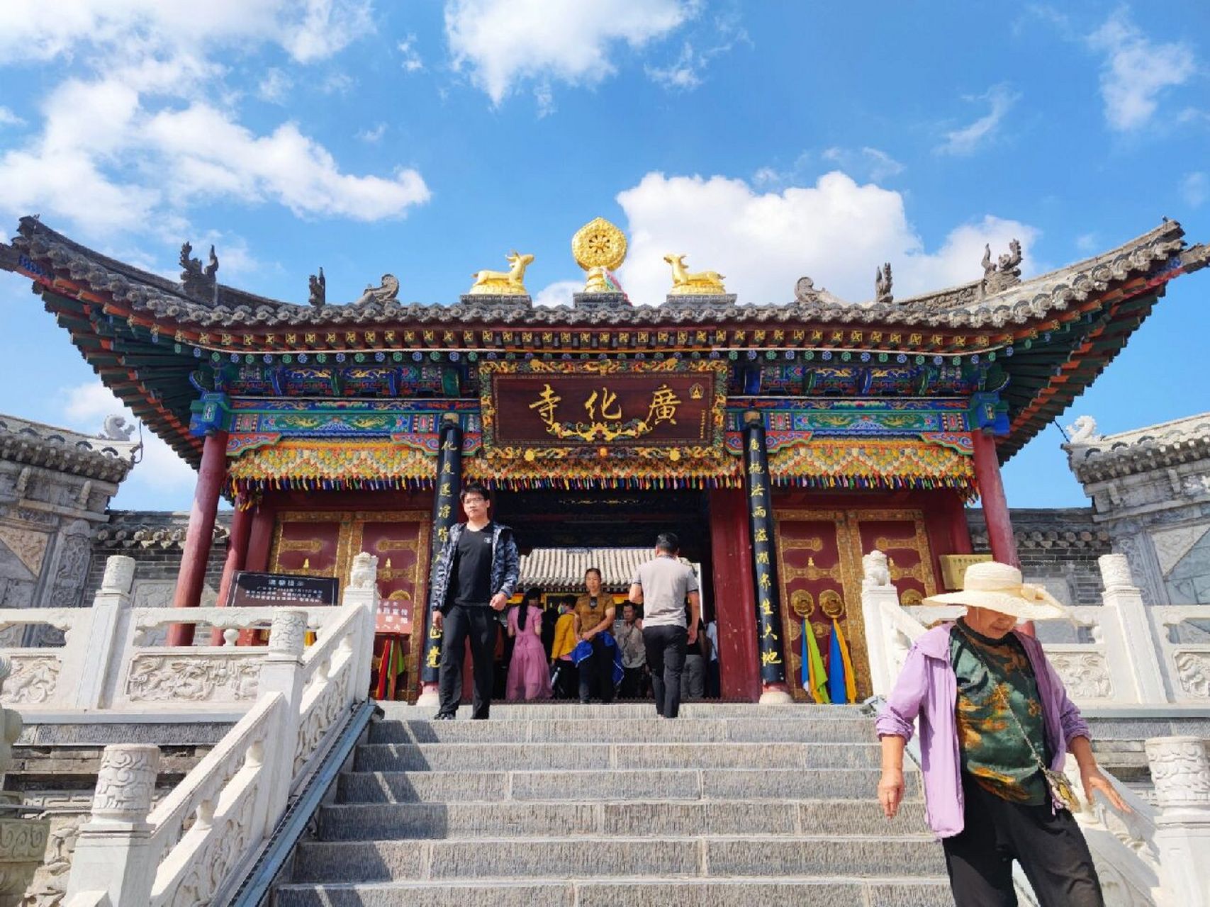 五台山第二天(4)广化寺 继续7915广化寺,好大,很美,好几位阿姨在