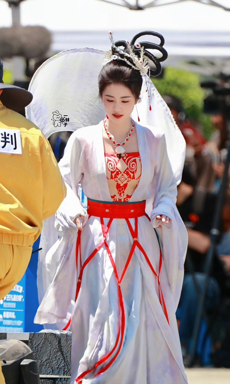 白鹿奔跑吧嫦娥造型#白鹿《奔跑吧》嫦娥造型路透9615,这也太美