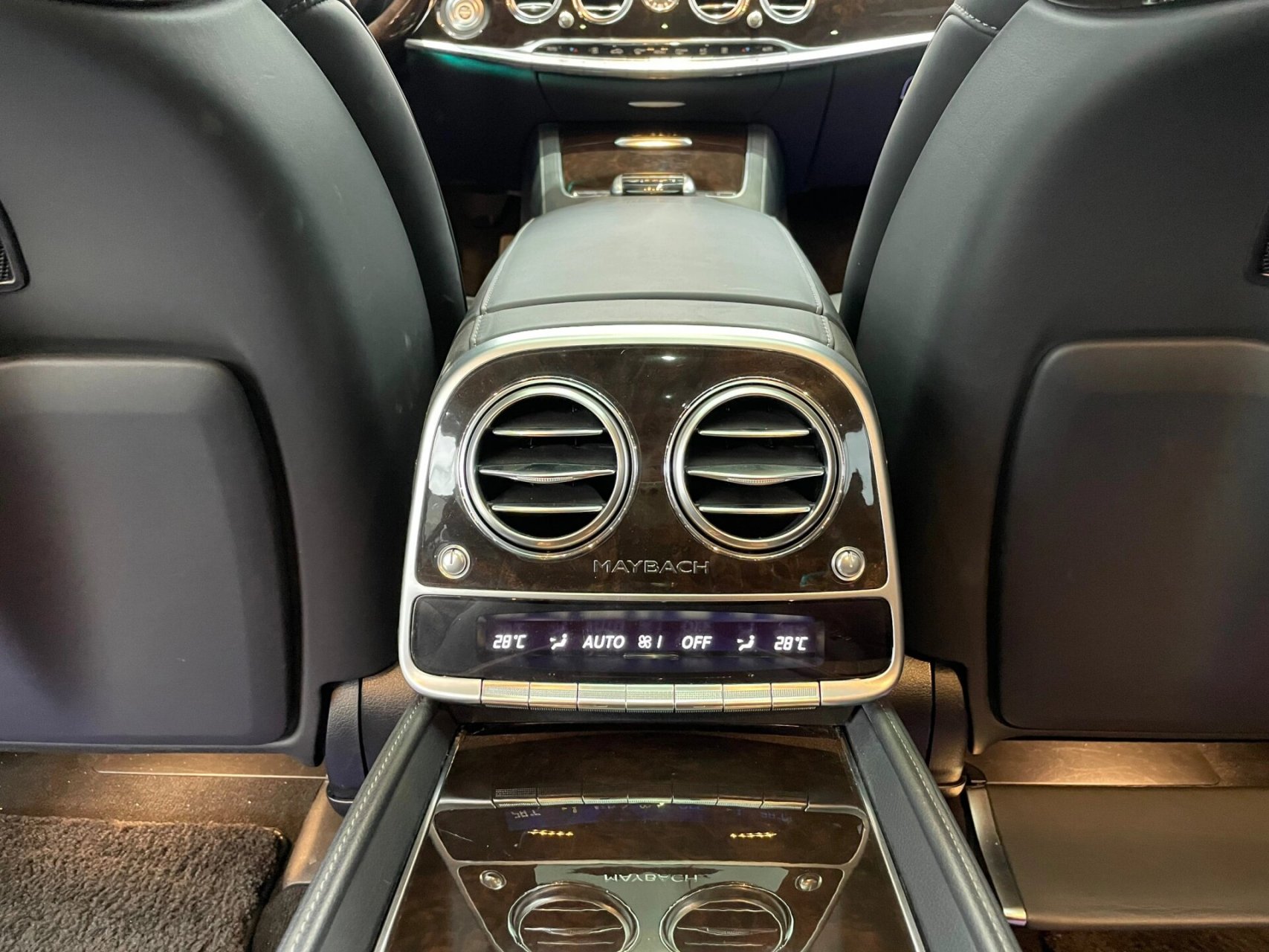 18款迈巴赫s560l 巨资买的迈巴赫s560l终于到店啦 纯正的一台18年18款