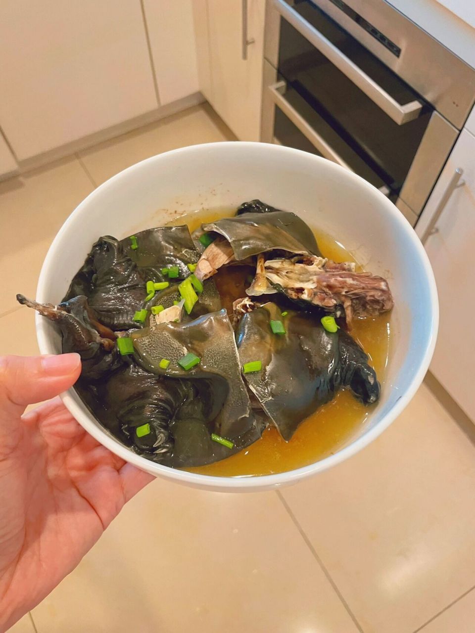 只需放盐,料酒,一点点水(好的甲鱼不需要