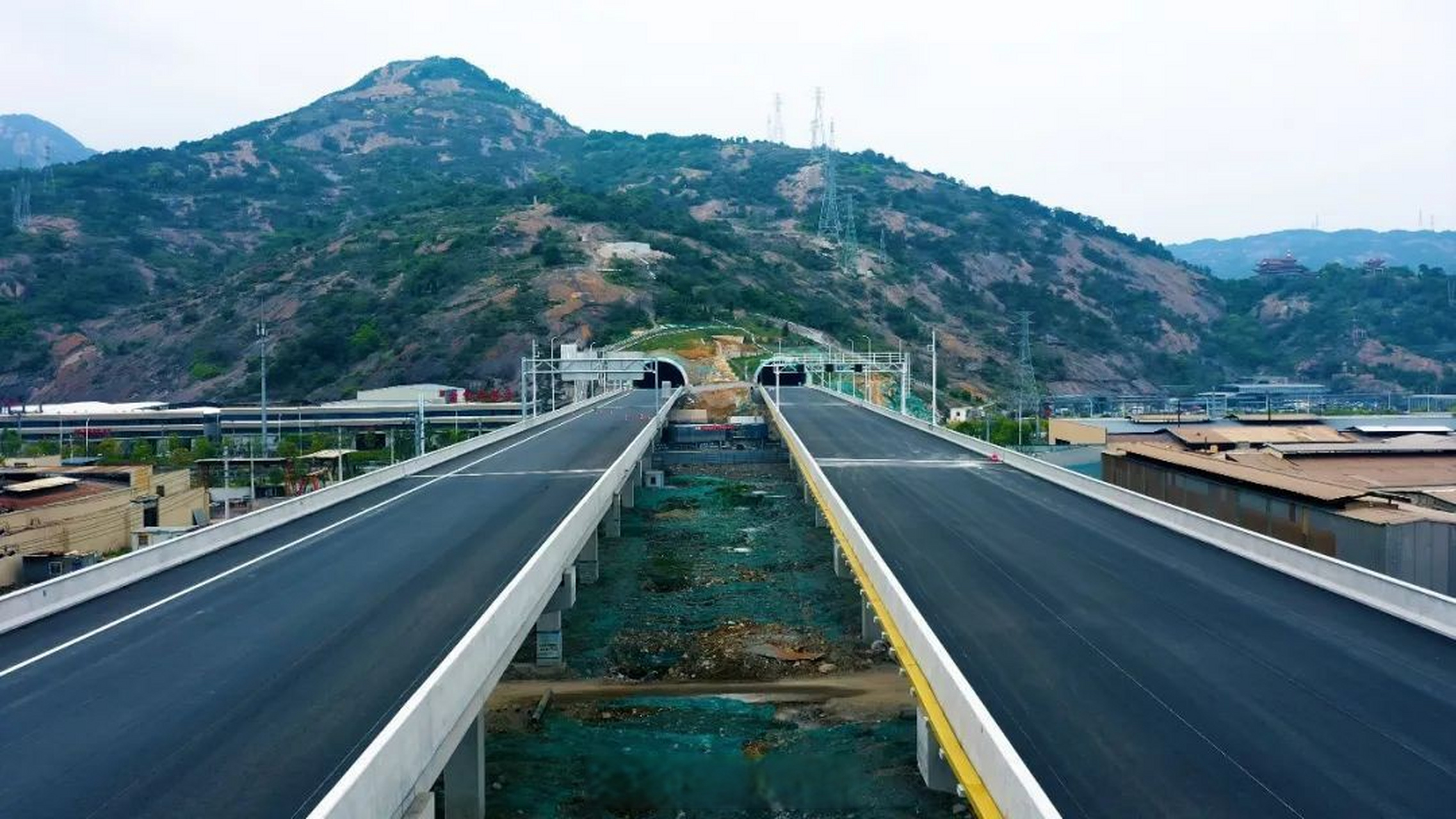 【温州金丽温高速公路东延线项目全线沥青路面施工完成】#民生汇# 5月