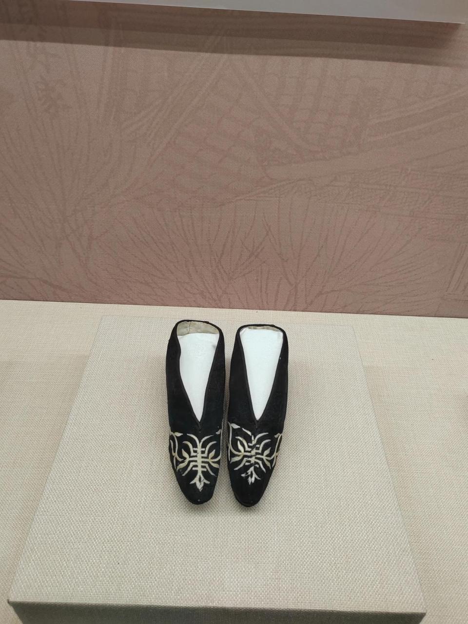 第一次看刻所谓的三寸金莲绣花鞋,其中一双长度只有16.