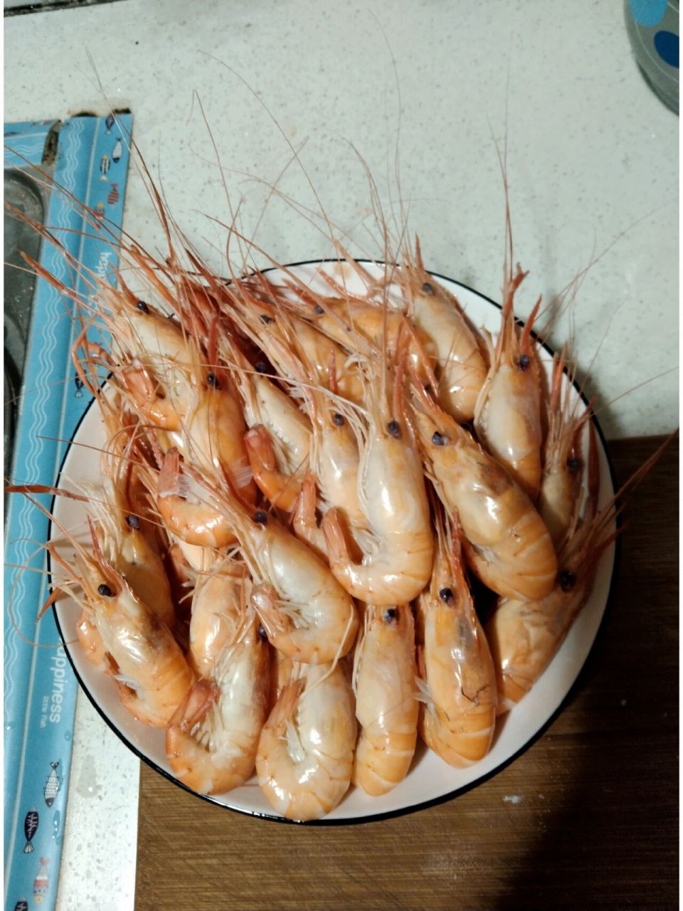 经菜市场大姐强烈推荐的螺丝虾一斤,洗净备用 2.葱姜切好 3.
