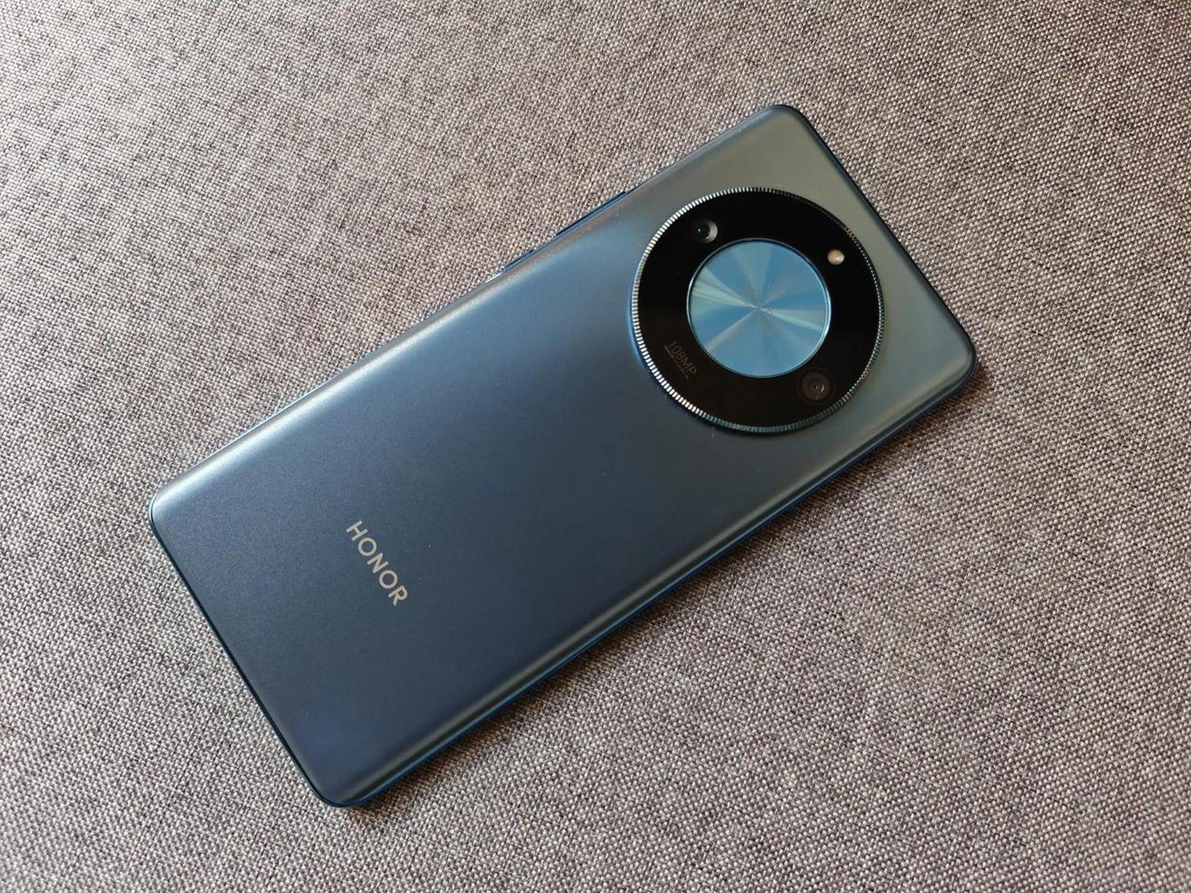 荣耀x50这外观质感,根本不像千元机,要是告诉朋友,这手机还特别的耐摔