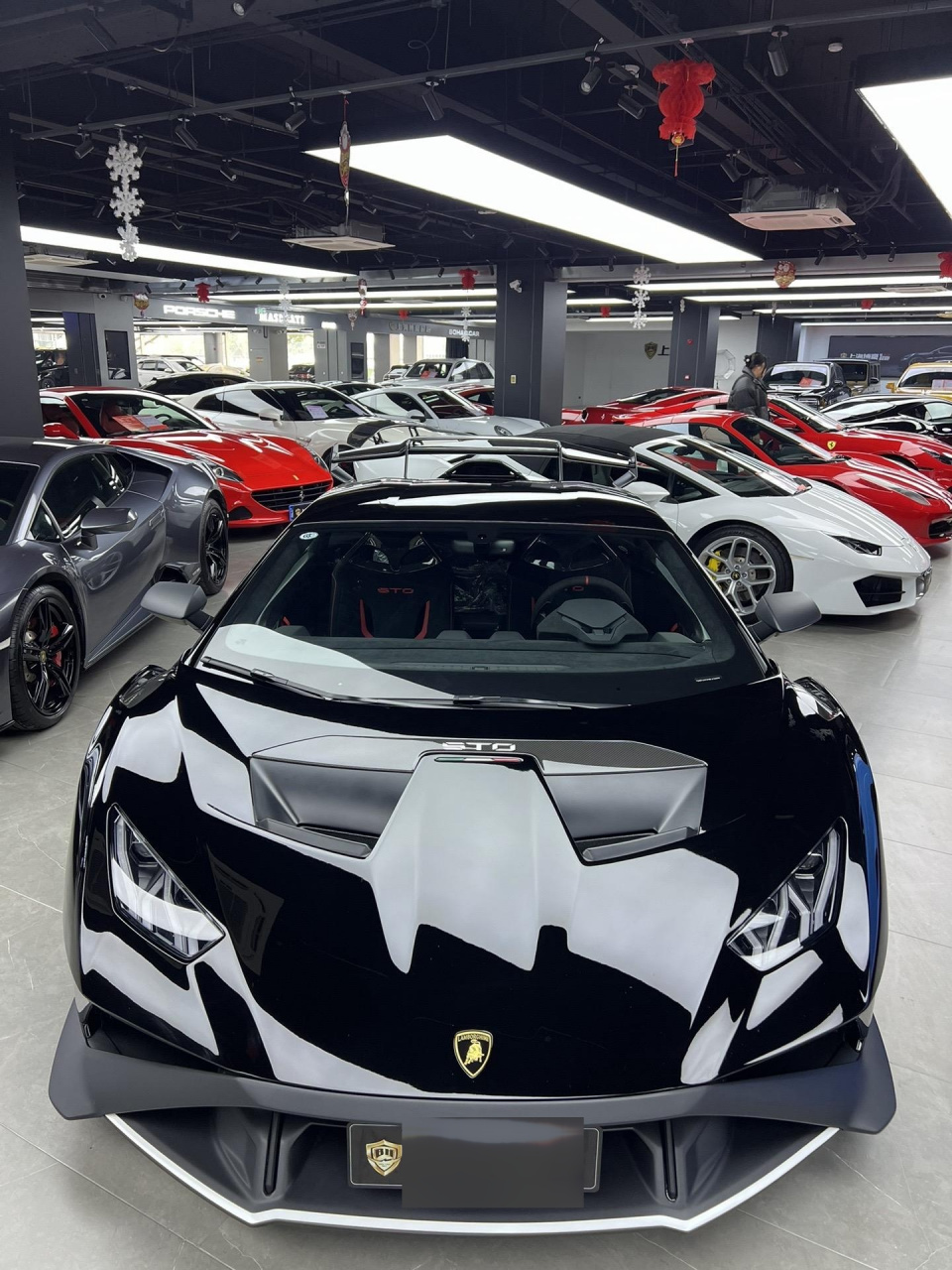 看惯了多种广告色 还是回归最传统配色更有味道 全车黑武士兰博基尼