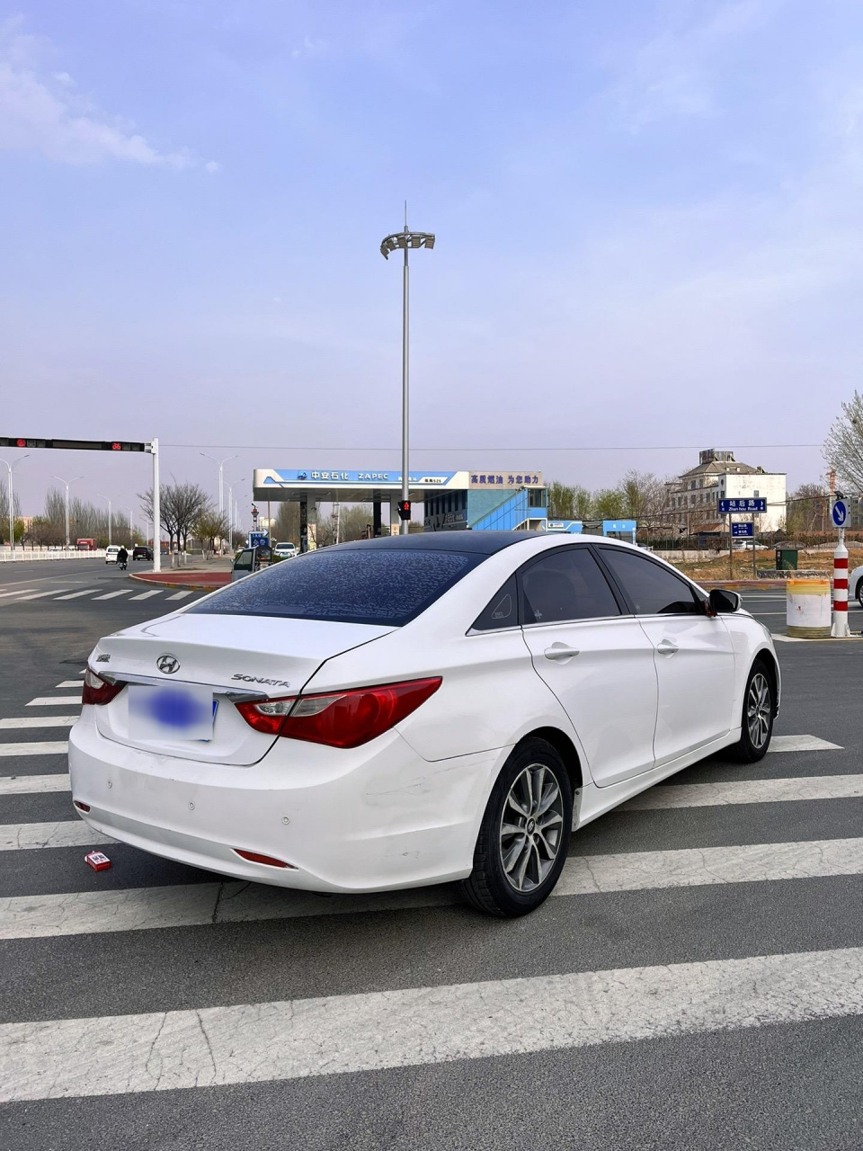 近14现代索纳塔八代最好看的流线型轿车,好看的白色,自动挡,开着新车