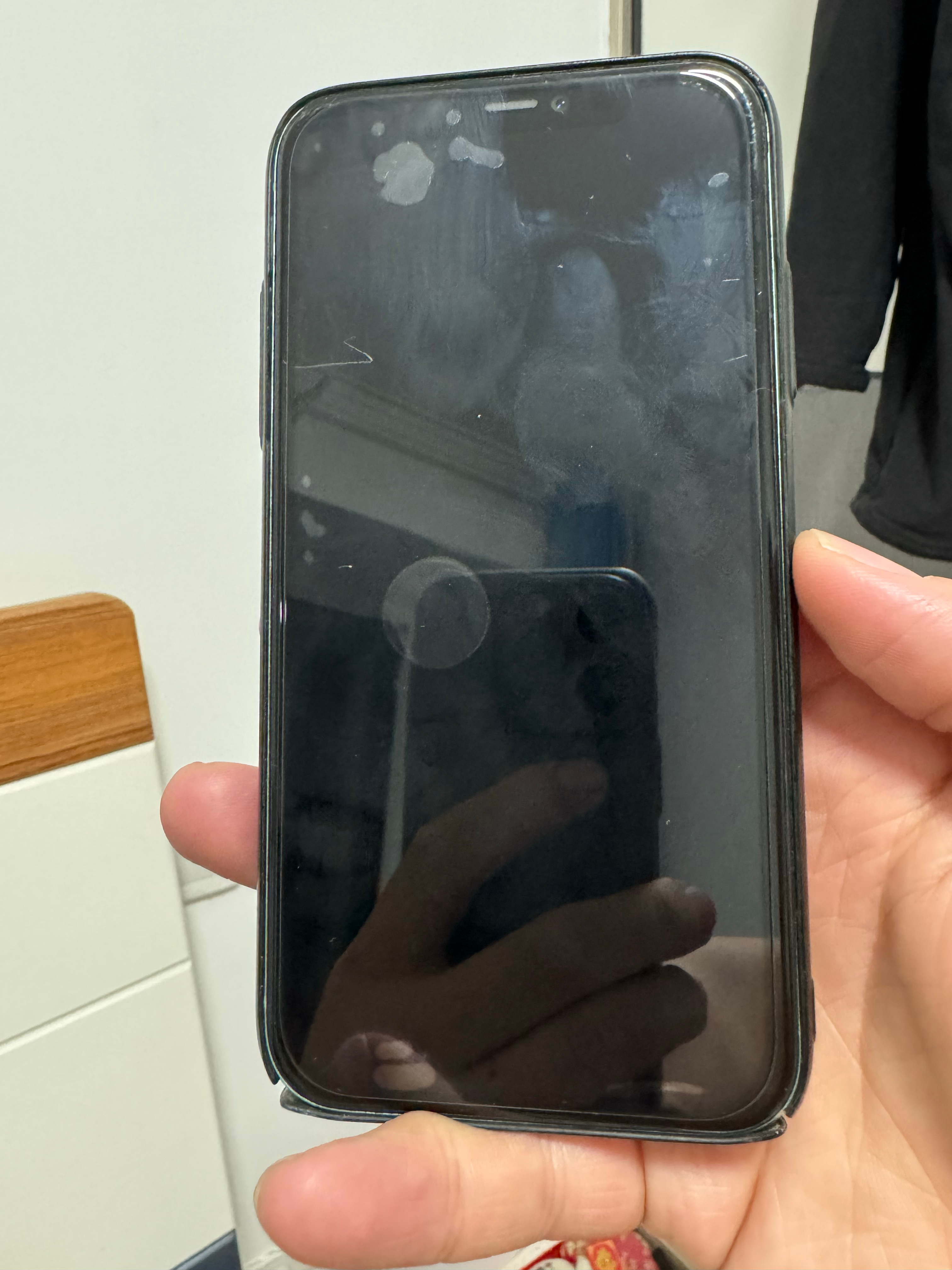 好蠢啊,把一张iphone15pro钢化膜贴到iphone11上了 又浪费一张钢化膜.