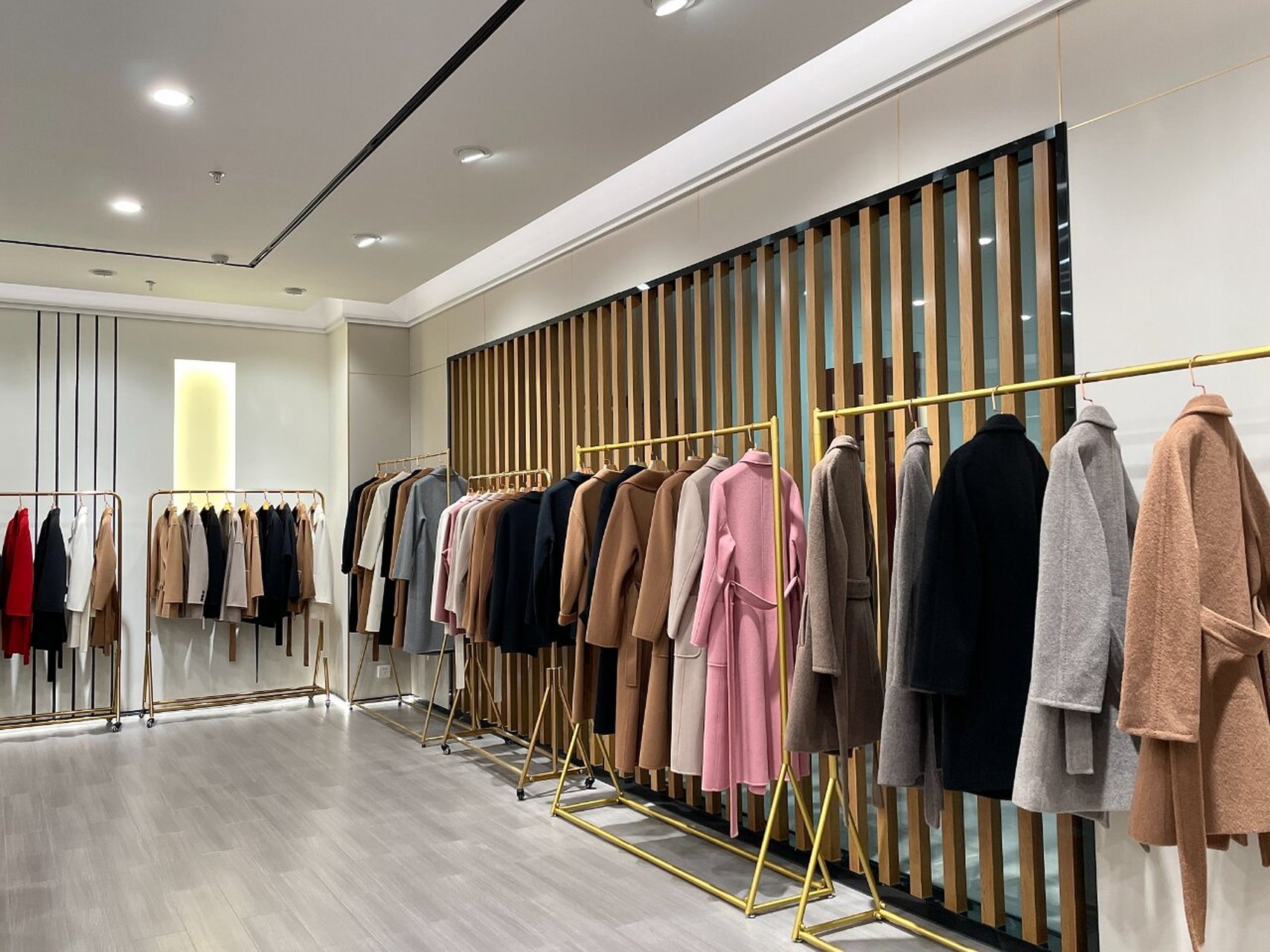 嘉兴濮院羊绒大衣源头工厂| 我们的展厅 我们是一家在濮院羊毛衫二十