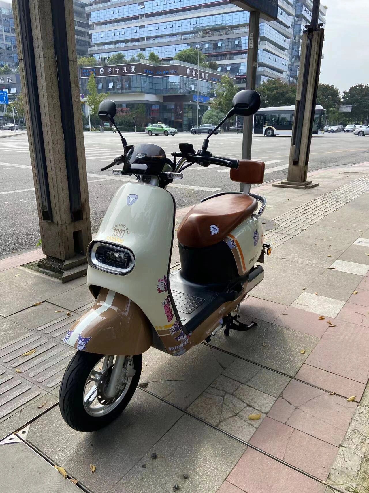 成都转让电动车,雅迪冠能m5顶配双碟刹