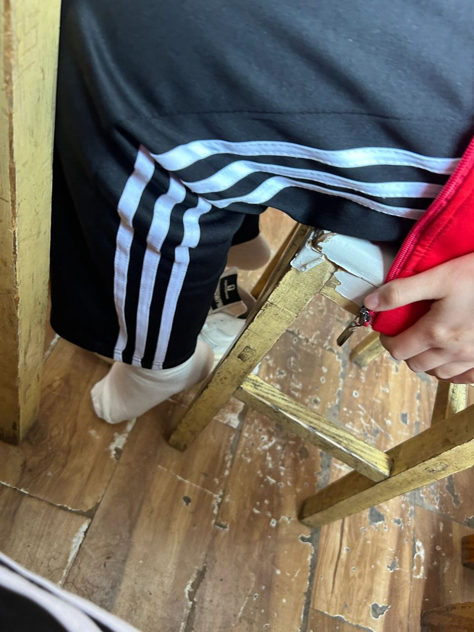 上课脱鞋  天热了你们的同学也会这样吗04